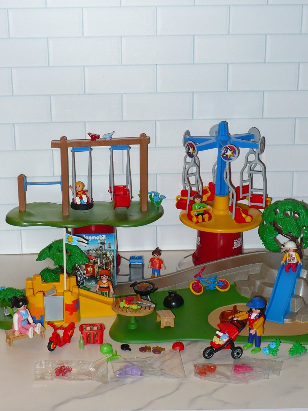 Play Mobil Playmobil City Life Park 5024 Nearly Complete